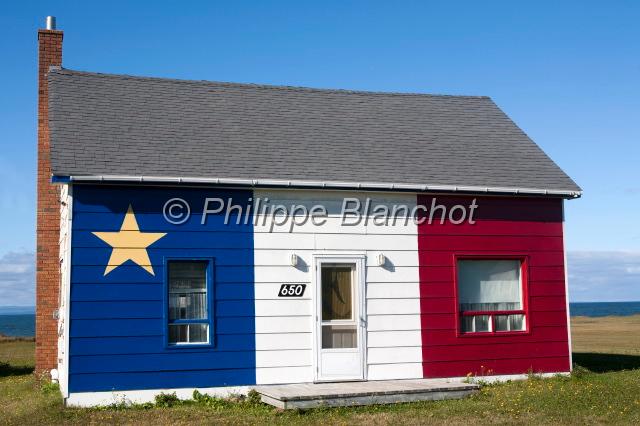 canada nouveau brunswick 01.JPG - Maison emblématique de la région, façade peinte en bleu blanc rouge avec l’étoile acadienne, péninsule Acadienne, comté de Gloucester, Nouveau-Brunswick, Canada